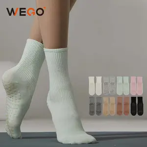 Pabrik kustom crew antiselip kaus kaki Yoga pegangan katun wanita grosir kaus kaki Terry pilates Solid tebal tabung Medium wanita