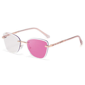 Gafas de sol fotocromáticas Cat Eye KJL-95027 para mujer, protección UV400, montura de plástico y metal, color negro, con resorte templado. - Product Image 4