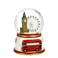 Globe à neige personnalisé en résine avec Big Ben et la Tour Eiffel de Londres, accompagné d'un bus rouge à deux étages, pour souvenirs de voyage