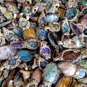 Lot de bijoux fantaisie en pierres naturelles mélangées faites à la main, pendentifs et bagues en argile polymère, avec pierres précieuses de guérison en cristal, vente en gros - Product Image 6