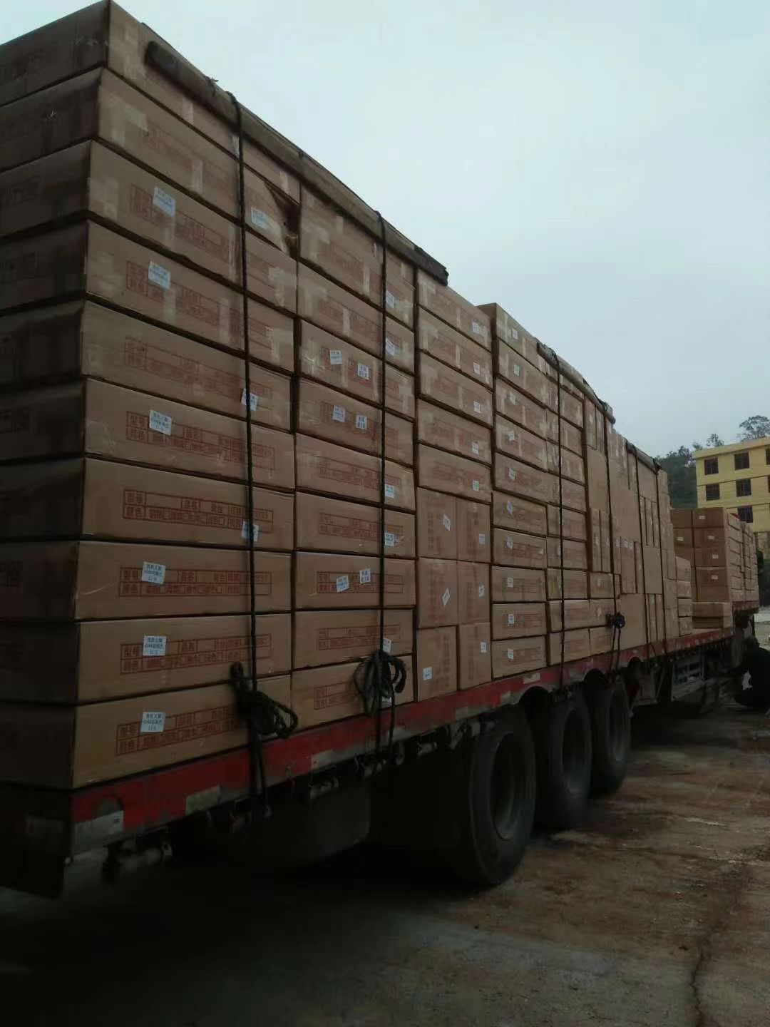 round wooden dinning table and chair