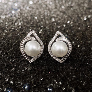 Boucles d'oreilles élégantes en argent 925 plaqué or blanc avec perle de culture Akoya AAA, design géométrique, pour femmes, bijoux de mariage - Product Image 4