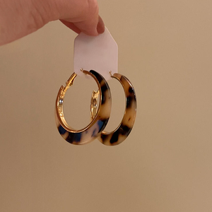 Pendientes de aro doble dorados, apilados para un estilo lujoso, líneas únicas y textura moderna. - Product Image 6