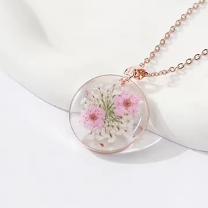 <span class=keywords><strong>Collier</strong></span> artisanal en résine avec <span class=keywords><strong>fleurs</strong></span> séchées de mignonnette, véritable <span class=keywords><strong>collier</strong></span> de <span class=keywords><strong>fleurs</strong></span> séchées, <span class=keywords><strong>collier</strong></span> de <span class=keywords><strong>fleurs</strong></span> de mignonnette pour femme - Product Image 5