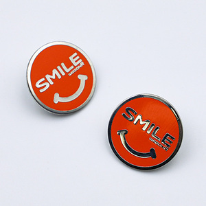 Pin de Solapa Personalizado de Aleación de Zinc con Esmalte Duro y Diseño de Sonrisa para el Sector Sanitario - Product Image 3