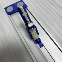 Cadre de balai à poussière en aluminium - 360 °   Articulation pivotante et clips en plastique bleu, idéaux pour le nettoyage des sols dans les hôtels, hôpitaux, centres commerciaux et aéroports