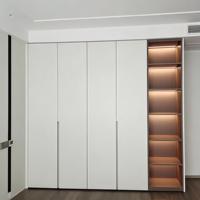 Armoire moderne à portes coulissantes en MDF blanc, chambre principale, laque dorée, métal beige, style industriel