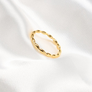 Nouveaux produits d'usine en gros : Bague géométrique simple en acier titane et or 18 carats, en acier inoxydable, inaltérable, de style moulé, ornement - Product Image 5