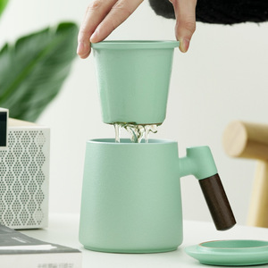 Tasse à thé de bureau personnalisée de grande capacité Tasse en céramique au design moderne <span class=keywords><strong>avec</strong></span> poignée en bois <span class=keywords><strong>Filtre</strong></span> à couvercle pour la séparation du thé - Product Image 6