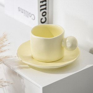 Tasse à café rétro simple Moyi, tasse à café en céramique de haute qualité pour la maison avec poignées verticales à rayures et soucoupe - Product Image 4