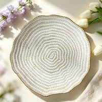 Assiette de présentation en plastique de 13 pouces à bord ondulé irrégulier, texturée et décorative, pour la mise en table de mariage et de fête