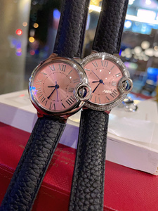 Montre mécanique tendance et élégante avec couronne et protection de pont, bracelet en cuir, cadran texturé nacre - Product Image 1