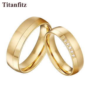 Vente en gros de 1 paire d'alliances de mariage pour couple en <span class=keywords><strong>acier</strong></span> <span class=keywords><strong>inoxydable</strong></span> 316L plaqué or 24 carats avec zircon, pour homme et <span class=keywords><strong>femme</strong></span> - Product Image 1