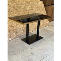 Table en marbre pour restaurant et café avec bord en acier doré