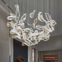 Firelux développe une escalier luxueux haut de gamme pour hôtel, villa, salon, avec des luminaires suspendus dorés et blancs