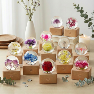 Adorno Navideño <span class=keywords><strong>de</strong></span> Resina Artesanal, Recuerdo, Regalo <span class=keywords><strong>con</strong></span> Flor Preservada, <span class=keywords><strong>Esfera</strong></span> <span class=keywords><strong>de</strong></span> Resina Transparente <span class=keywords><strong>con</strong></span> Luz Nocturna LED Recargable - Product Image 3