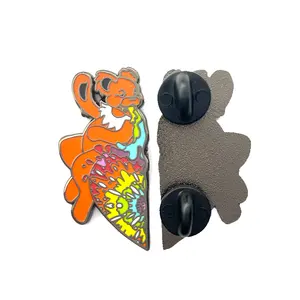 Fabricantes personalizados Pin Emblema Dos Desenhos Animados Esmalte Emblema De Lapela Em Massa Pin Esmalte Duro Personalizado Pin Lapela Urso Sorte