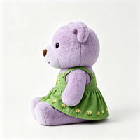 En gros Ours en peluche doux et câlin, adorable compagnon avec robe à bretelles vertes
