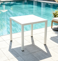 Table de patio carrée en plastique blanc avec structure en aluminium robuste et moderne pour repas en plein air, cour, balcon