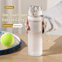 Bouteille d'eau sportive en plastique de style minimaliste grande capacité 550 ml avec corde portable pour l'été