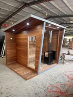 Sauna moderne en cèdre rouge avec cadre noir, verre haut et chauffage à pierres, pour jardin, vente en gros