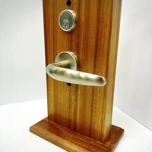 Poignée de porte courbée en chrome poli sur rosette pour ensemble de serrure à mortaise de porte intérieure en bois - Product Image 1