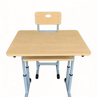 Bureau et chaise d'école avec bords adaptés aux enfants pour un jeu et un apprentissage sécurisés dans les écoles maternelles