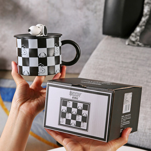 Taza de Cerámica con Diseño de Tablero de Ajedrez Blanco y Negro de Snoopy, con Tapa con Figura de Snoopy, Taza de Café para Parejas con Tapas de Muñecas, <span class=keywords><strong>Caja</strong></span> de Regalo - Product Image 4