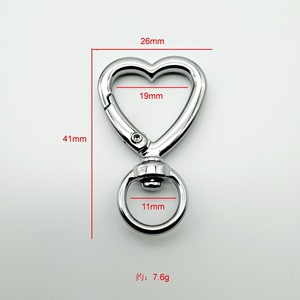 Llavero de metal de alta calidad con resorte en forma de corazón de 41*26mm, con mosquetón giratorio, accesorio de moda para <span class=keywords><strong>bricolaje</strong></span> y equipaje. - Product Image 3