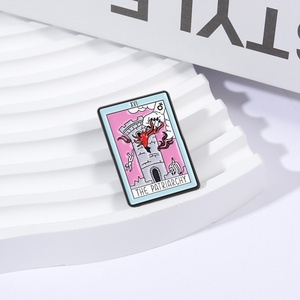 Broche Rectangular Pintado con Diseño de Carta del Tarot en Inglés Europeo y Americano, Puño de Poder, Versátil para Regalo o Accesorio - Product Image 2