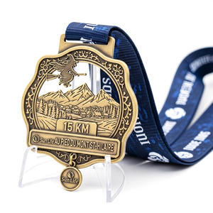 Medalla de 15 KM para Carrera de Montaña de Halloween, Diseño de Bruja en <span class=keywords><strong>Bronce</strong></span> Antiguo con Cinta Azul para Eventos de Carreras de Trail - Product Image 1