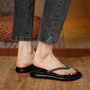 Sandalias Planas de Cuero Genuino Negro con Decoración de Cadena, Punta Abierta, Estilo Slip-On, Zapatos de Verano para Mujer - Product Image 2