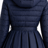 Manteau d'hiver matelassé à capuche bleu marine pour femme, coupe ajustée avec ceinture à la taille et jupe évasée, idéal pour les soirées
