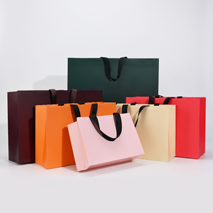 Sac de shopping en papier de luxe avec logo personnalisé, sac en carton noir/blanc mat haut de gamme avec poignée en ruban, emballage cadeau pour mariage et vente au détail - Product Image 2