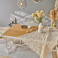 Table basse décorative de style européen en métal blanc avec plateau en bois et structure en métal