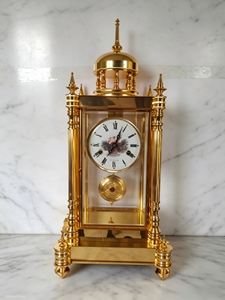 Horloge de cheminée en laiton doré avec cadran en porcelaine peinte, pendule en laiton, mécanisme à 31 jours et quatre verres - Product Image 1