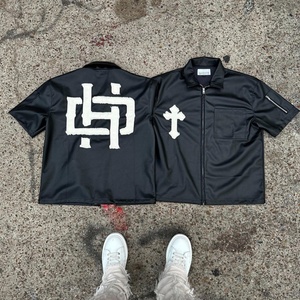 เสื้อแจ็คเก็ตหนังผู้ชายคุณภาพสูงแบบสั่งทำพิเศษ แขนสั้น แต่งซิป ปก PU ปักโลโก้และแพทช์ตามสั่ง สไตล์สตรีทแวร์ - Product Image 3