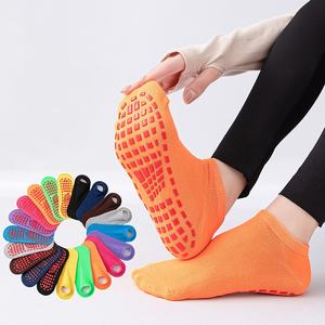 Calcetines baratos de algodón para deportes atléticos para niños y adultos, calcetines de Yoga con agarre en el suelo, calcetines de trampolín de parque de goma antideslizantes personalizados - Product Image 2