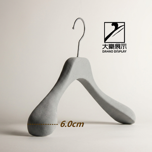 Cintres en <span class=keywords><strong>bois</strong></span> massif de grande taille et de haute qualité, floqués, pour l'affichage de vêtements formels - Product Image 2
