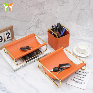 Cesta de almacenamiento para mesa de centro de estilo nórdico, estante de almacenamiento de metal y cuero de lujo para entrada, bandeja de almacenamiento para artículos diversos - Product Image 1