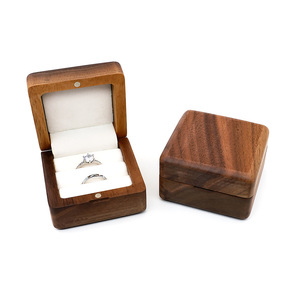Proposition de mariage boîte à bijoux bague de mariage <span class=keywords><strong>noyer</strong></span> hêtre anneau boîte de rangement petite boîte à bijoux en bois de stockage Portable rétro - Product Image 3