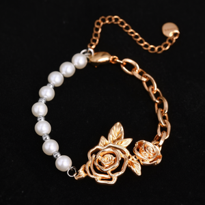 สร้อยข้อมือแฟชั่นดีไซน์กุหลาบ ประดับมุก  วัสดุสแตนเลสสตีล 316L ชุบทอง PVD - Product Image 3