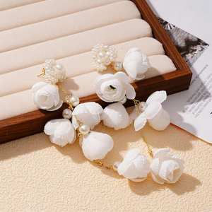 أقراط مزينة يدويًا بشرابة زهور مبالغ فيها مع لؤلؤ موضة شخصية متدلية في الغلاف الجوي للنساء أقراط هدايا عرائس جذابة - Product Image 5