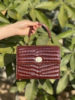 Sac à main d'hiver marron caramel brillant, style personnalisé haut de gamme avec accents en nacre blanche, sac essentiel de luxe pour la saison