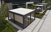 Pergola motorisée autoportante RKOVE RK-C3 5x8m en aluminium avec persiennes réglables, revêtement poudré, 3 écrans ZIP et panneaux en verre pour