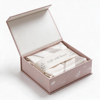 Boîte cadeau en carton rigide recyclable personnalisée avec fermeture magnétique, design style livre, forme et doublure personnalisables, laminage mat
