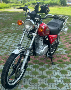 Suzuki GN125 <span class=keywords><strong>125cc</strong></span> Motorrad - Kraftstoffeffizient, zuverlässig und stilvoller Cruiser - Product Image 1