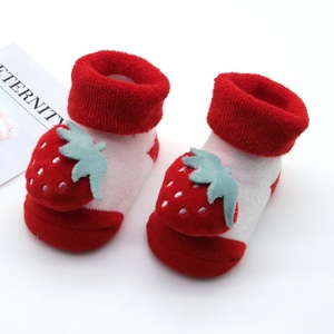 Chaussettes en gros 3D mignonnes à motif de dessin animé pour nouveau-nés de 0 à 12 mois, épaisses en tissu éponge, avec hochets intégrés, respirantes, type chaussons pour bébés - Product Image 5