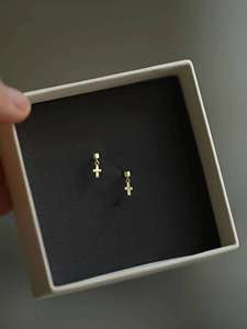 Premium vente en gros 10K or massif Mini carré croix boucle d'oreille, éblouissante minimaliste oreille broche pour Cartilage 2024 nouvelle boucle d'oreille, - Product Image 3