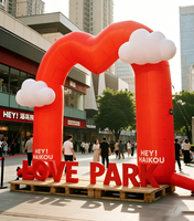 Arche gonflable géante en forme de cœur rouge personnalisée avec des nuages pour la décoration des centres commerciaux pour la Saint-Valentin
